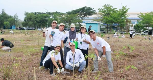 Jaya Obayashi staff plant trees